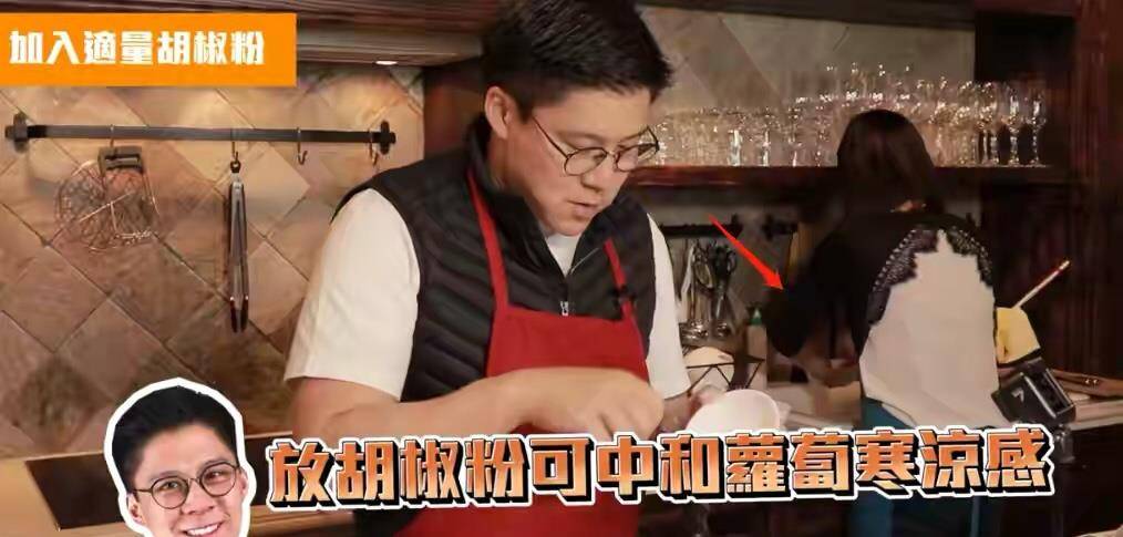 黑色|郭晶晶在家为霍启刚下厨真时髦，穿秀背式上衣戴1块头绳，太宠夫