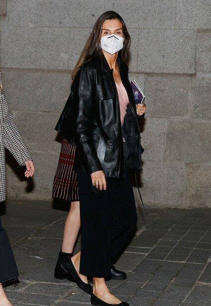 公主|莱后一家出街:母女皮衣加身酷帅有型,索妹身高超老妈有超模范