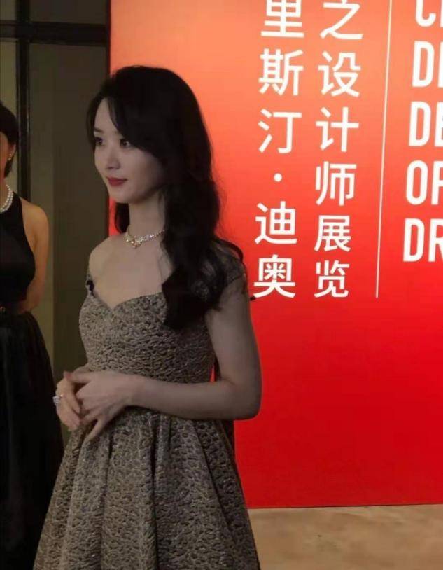 赵丽颖|赵丽颖罕见秀性感，瘦太狠礼服肩带直往下掉，海藻长发太有知性美！