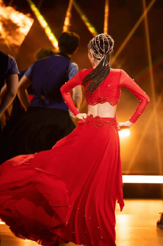场合|佟丽娅穿红裙跳舞浑身都在发光，肢体柔美身材纤纤，每一帧都好美