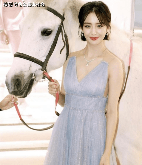 设计|佟丽娅穿纱裙与白马合影，深v设计秀身材，背后设计尽显小心机
