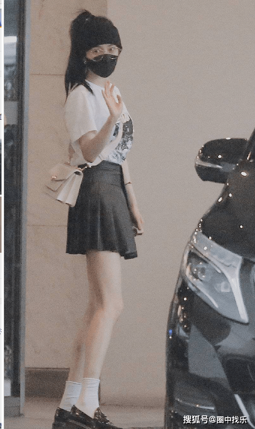 黑色|杨幂又穿“JK裙”现身机场！扎高马尾搭发带哪里像35岁的人？