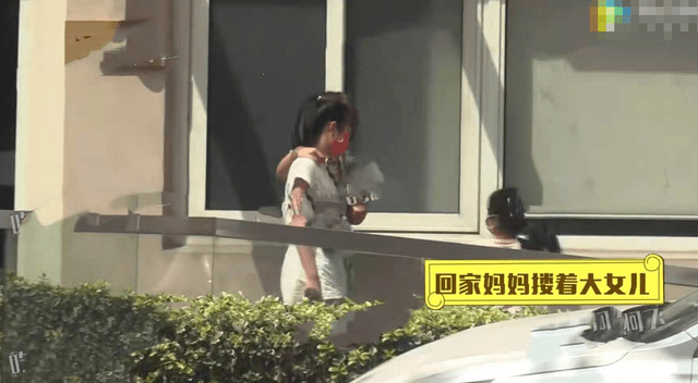 马伊琍|45岁马伊琍私下打扮太清凉!穿无痕小背心出街真随意,暴瘦像竹竿?