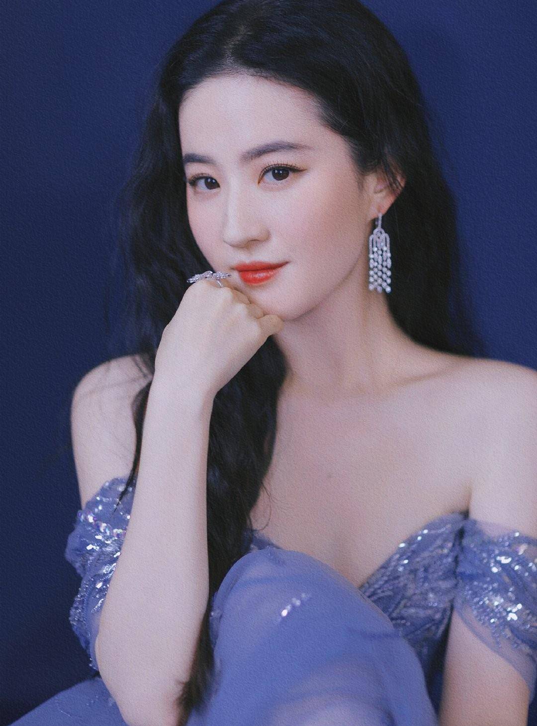 原创刘亦菲状态真好淡紫色露肩长礼服黑色卷发披在肩上显大气