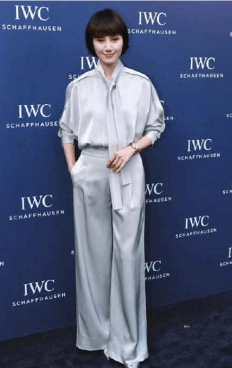 黑色|马伊琍真会穿,棕红色头发配同色皮裤走机场,挎个大麻袋都好时髦