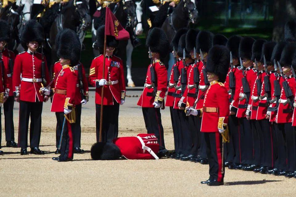 穿着这身衣服,特别再加上帽子,在夏天是相当热的,曾经就有士兵中暑