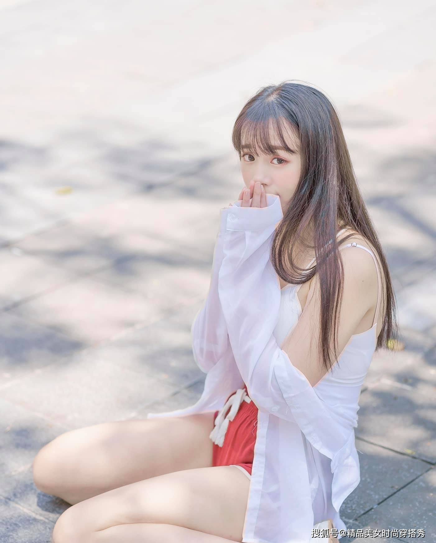 小姐姐身穿一件运动的上衣搭配红色的短裤,满满的运动休闲风