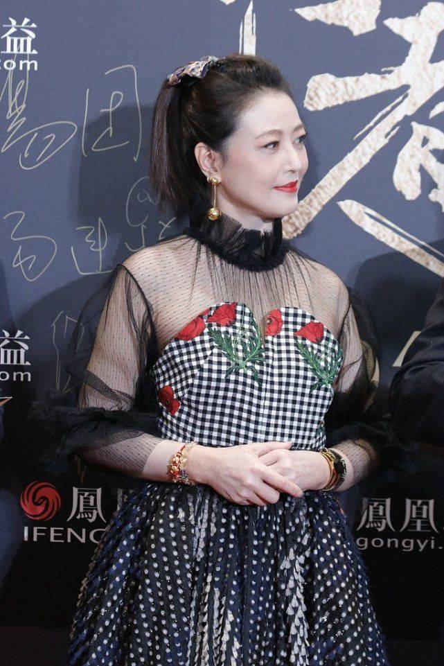 黑色|人到中年的周海媚爱“扮嫩”，穿淑女裙不违和，但眼角皱纹却明显