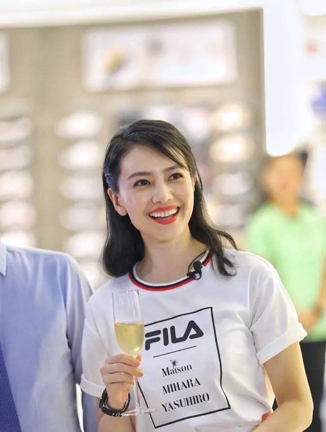 身材|高圆圆当妈后更自信，白色T恤配格子裙也能这么美，仿佛只有24岁