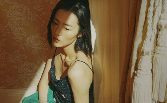 显得|31岁刘雯罕见吊带装，上千衣品也遮不住超模腰，谁说她不会时尚