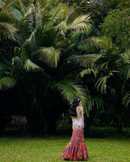 显得|赵丽颖真挺洋气的，露背花裙秀背肌，裙装紧绷却看不到赘肉