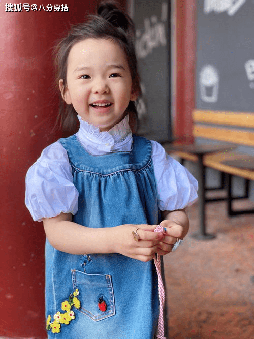 套装|小酒窝继承了董璇的高颜值，穿红色娃娃领套装俏皮可爱，甜美温柔