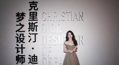 显得|赵丽颖真挺洋气的，露背花裙秀背肌，裙装紧绷却看不到赘肉