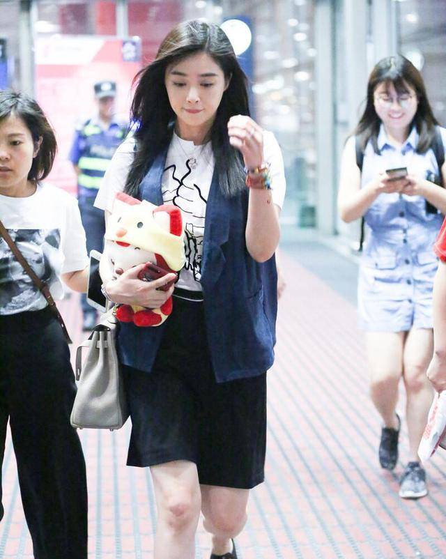 身材|微胖身材别减了，学蒋欣这么穿马甲，120斤也不做小“胖妞”