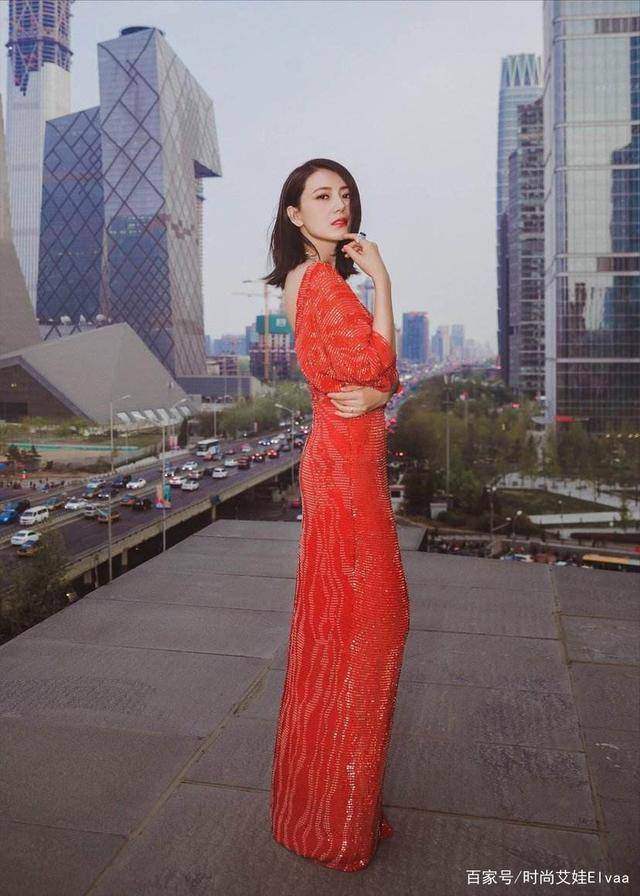 身材|高圆圆罕见这么高调，大红V领裙反穿成秀背装，辣妈身材惹人羡慕