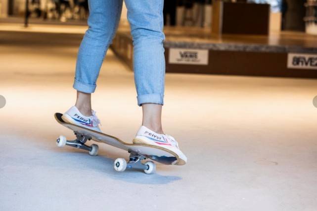 滑板|郭晶晶回国后终于复工！穿牛仔装和老公玩滑板，奥运会裁判太少女