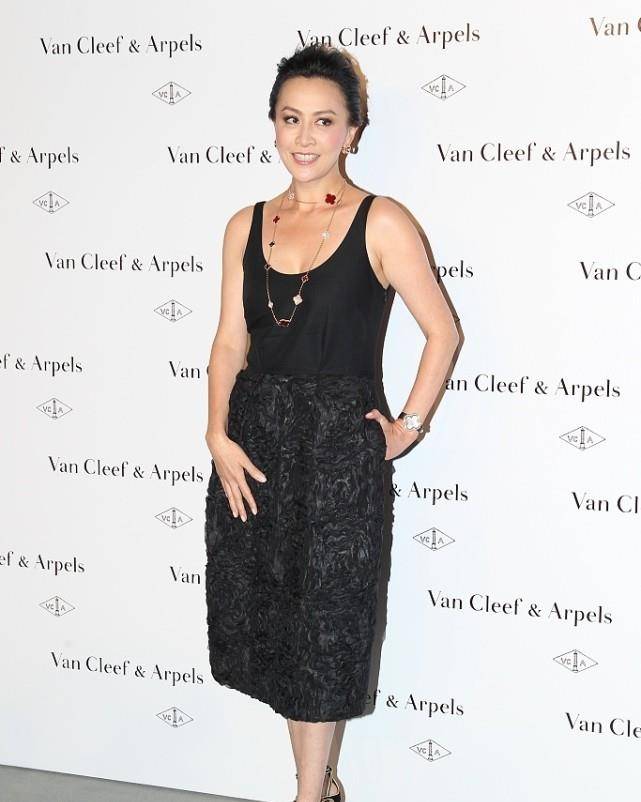 女生|刘嘉玲的造型真让人意外,上身像“老汉背心”,好在气质能hold住