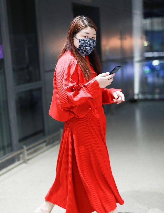 姐妹|杨天真胖的真自信，红色褶皱裙巧遮肉提气色，比女星穿得还时髦
