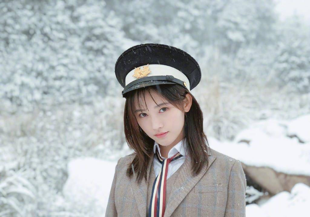 短裙|29岁鞠婧祎暑假旅行太节约,穿845短裙159cm穿成169cm,谁说她矮