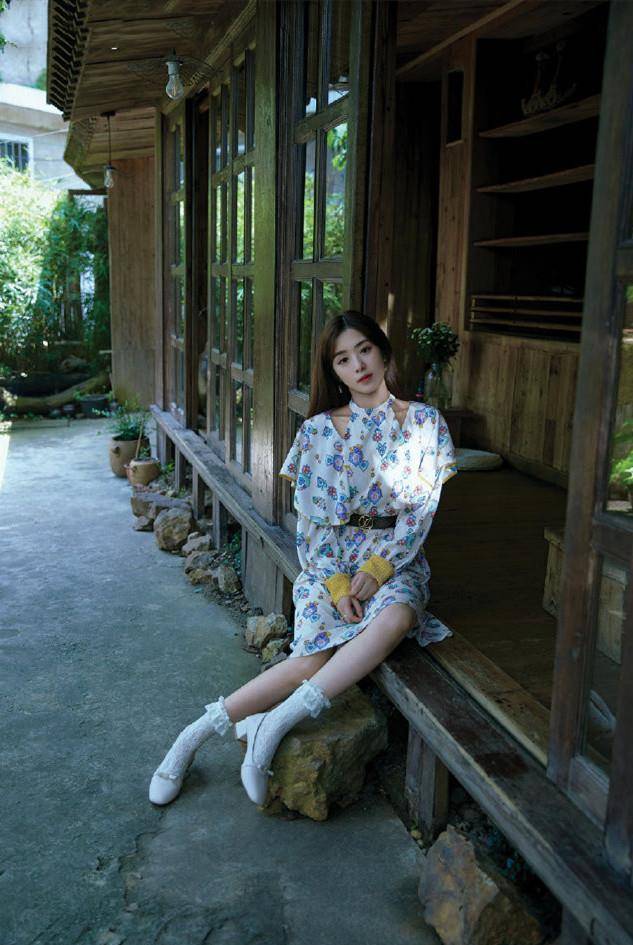 短裙|31岁张含韵太会打扮，穿短裙背部挖空一块，扛走直播间零食好可爱