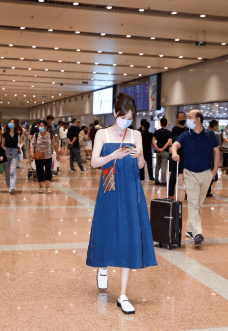 身材|李菲儿这身打扮真不像33，穿吊带牛仔裙青春洋溢，少女感真藏不住！