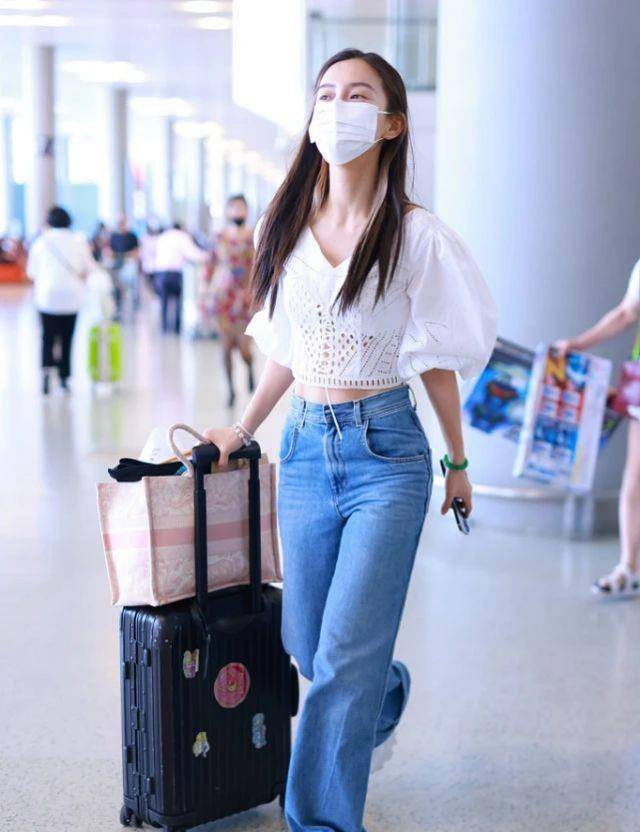 黑色|杨颖生图颜值很抗打，黑色连衣裙+拖鞋接地气，这些搭配洋气十足