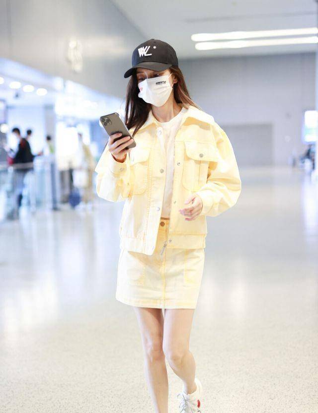 黑色|杨颖生图颜值很抗打，黑色连衣裙+拖鞋接地气，这些搭配洋气十足