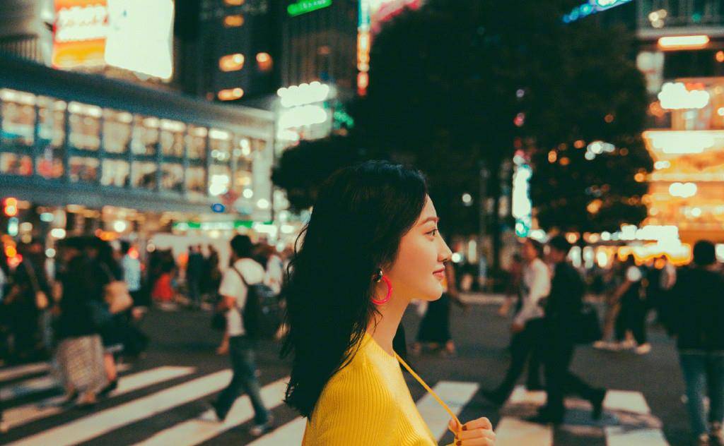 景甜|31岁景甜单身后变胖，罕见紧身衣显“沙漏型”身材，这打扮学不来