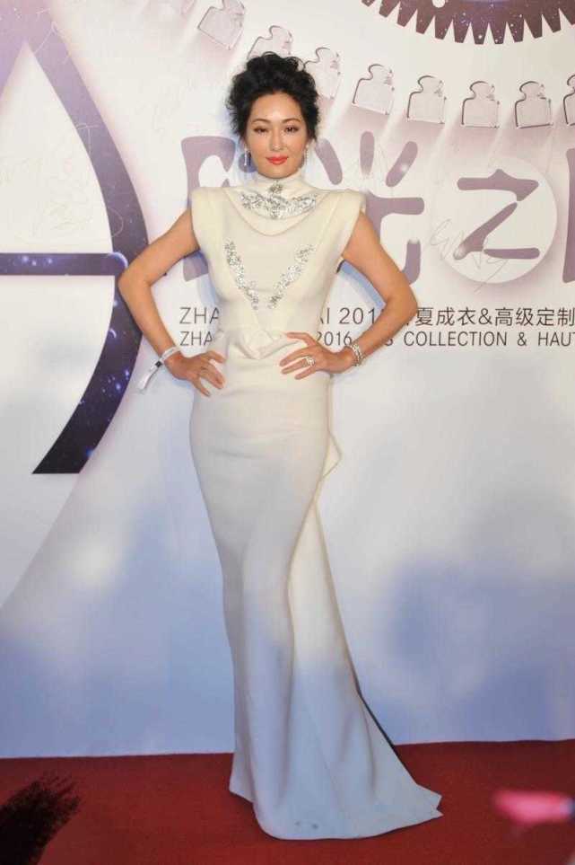 好身材|53岁的孟广美气质出众，穿一袭白色无袖曳地长裙亮相，尽显好身材