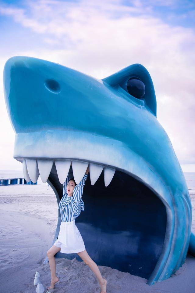 佟丽娅|单身的佟丽娅比小姑娘还时髦,穿水手服清甜可人,陈思诚该后悔了!