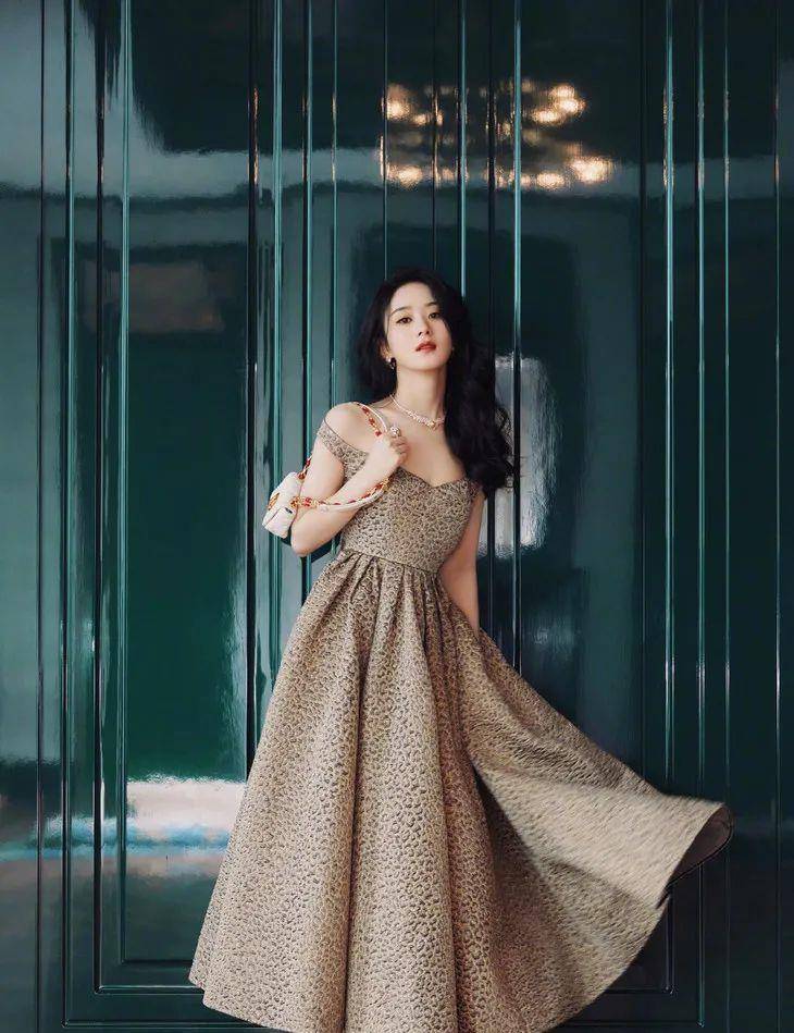 宫廷中|下周穿什么｜一起穿X型裙才是好姐妹！