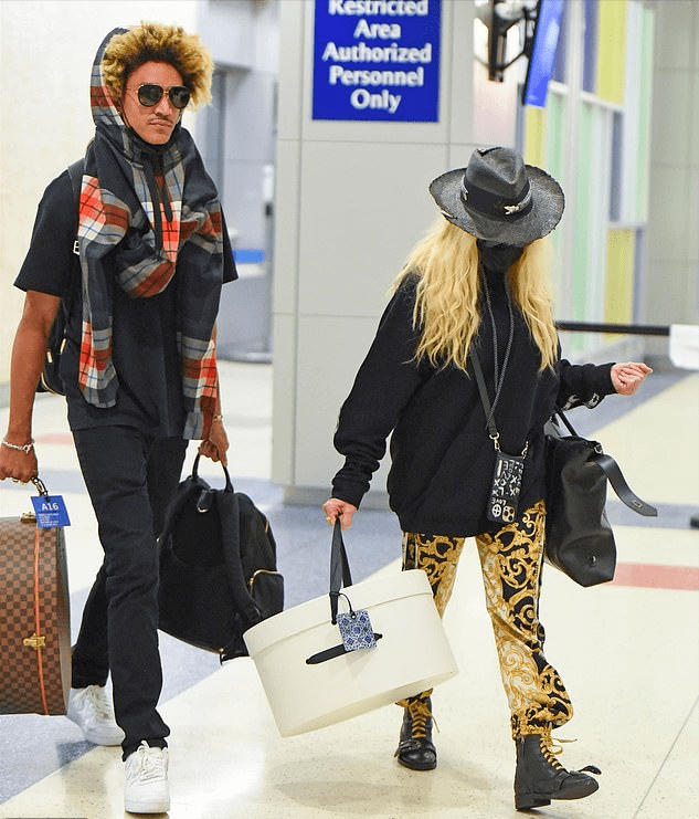 卫衣|63岁麦当娜裹透视蕾丝秀性感！黑人男友只比儿子大3岁，辈分真乱