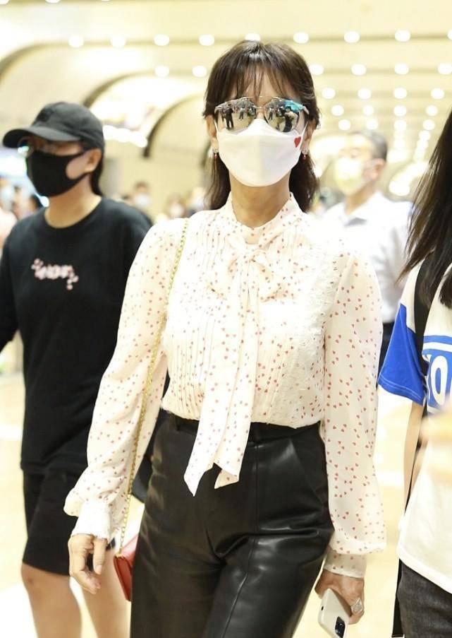 整体|赵雅芝真是不服老，年轻人不敢试的中裤她轻松驾驭，配衬衫真耐看