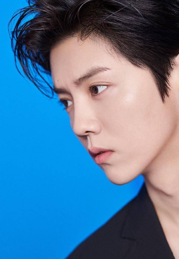 新造型|鹿晗新造型太“时尚”，罕见甜美西装秀事业线，真比关晓彤还撩人