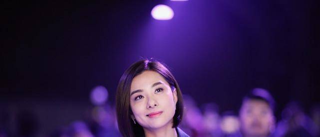 刘璇|刘璇不愧是昔日的体操冠军，气韵太好了，穿“睡衣西装”也有气场