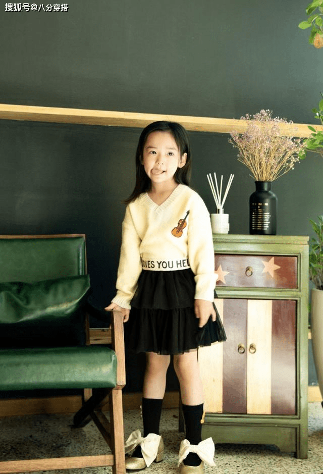 套装|小酒窝继承了董璇的高颜值，穿红色娃娃领套装俏皮可爱，甜美温柔