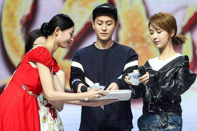 原创舒畅穿的太成熟了虽然和杨紫就差了5岁却显的高级稳重很多