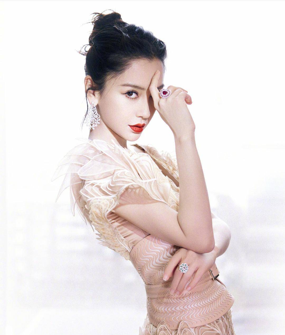 设计|杨颖绝美礼服造型，穿网纹镂空鱼尾裙高贵又妩媚，尽显女神高颜值