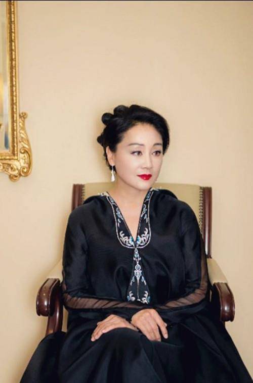 身材|王姬商演好出彩,穿蓝色衬衫配白裙好优雅,和女儿同框似同龄人
