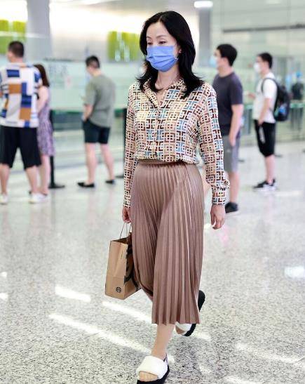 陶虹|陶虹中年不输气质，花衬衫配百褶裙优雅十足，只是难掩小肚子曲线