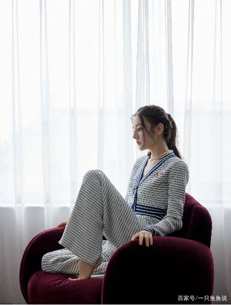 身材|迪丽热巴身材堪称完美，海魂衫在她身上，穿出了高级感