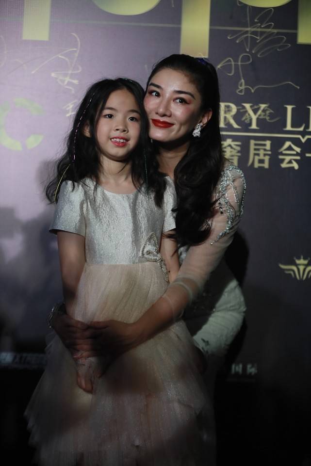整体|黄奕老得真挺快，身穿紧身裙大秀身材，但容颜不在都白搭
