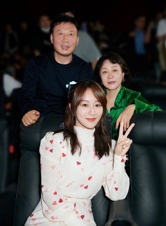 贵妇|杨紫妈妈才是真贵妇，穿印花裙配短发优雅高级，气质不输明星女儿