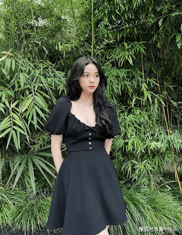 黑色|欧阳娜娜近照美到不敢认！不穿匡威帆布鞋后风格越来越成熟