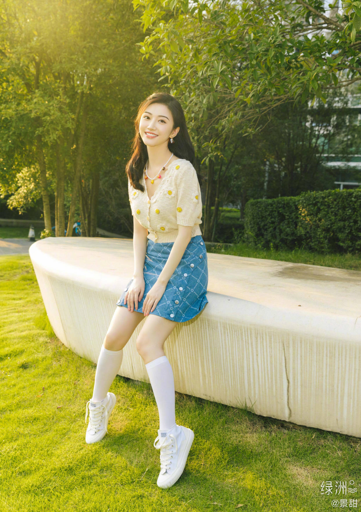 自拍|女明星拍照的两种状态,摆拍妆容精致还精修,自拍素颜且直男角度