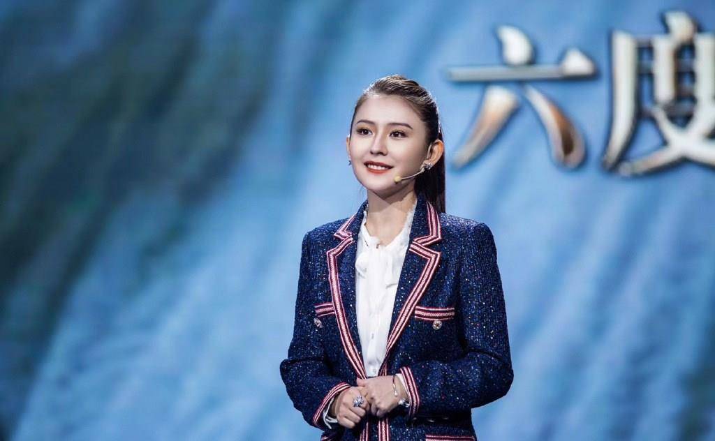 马尾|热依扎美到央视了，穿2000校园外套成台上焦点，扎马尾少女感爆棚