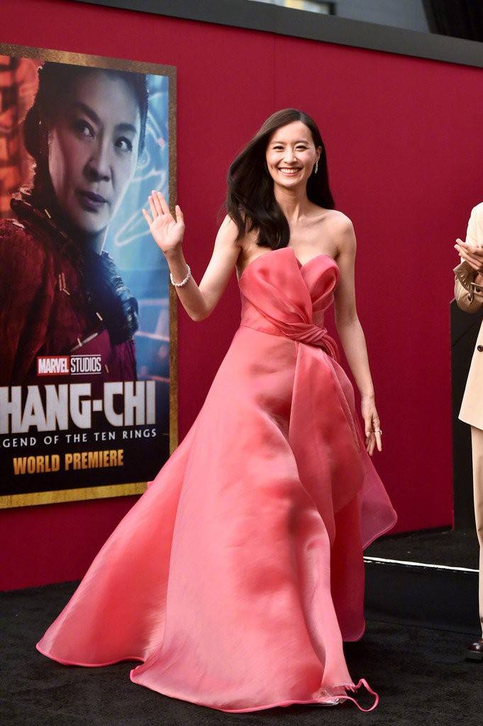 姐妹|陈法拉生娃后久违亮相，穿抹胸裙瘦到撑不起，“纸片身材”太高级