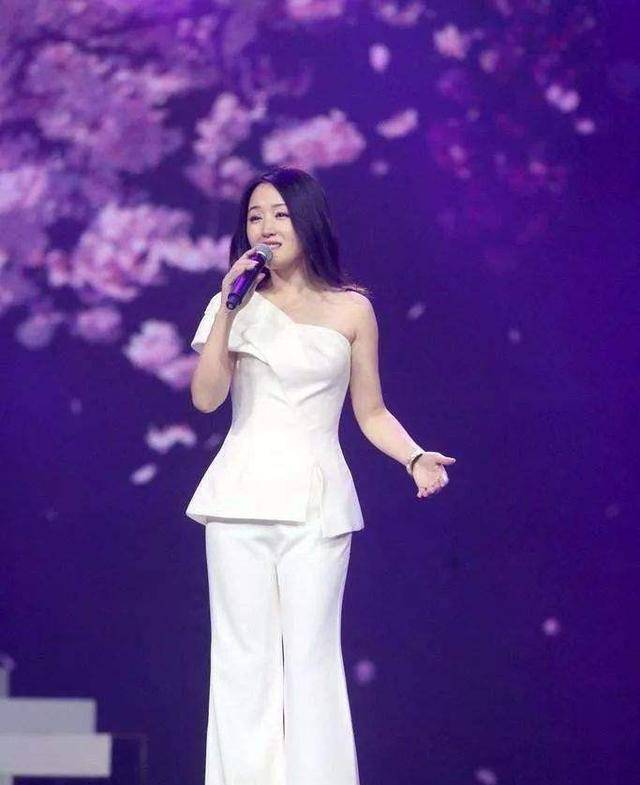 身材|杨钰莹胖身却不胖脸，虽然身材变“多肉”，但脸蛋仍然很“瓜子”