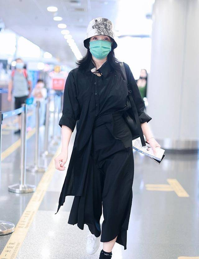 身材|在机场拍到陶虹，穿衬衫扎腰突出小肚子，身材是有赘肉但气质好！