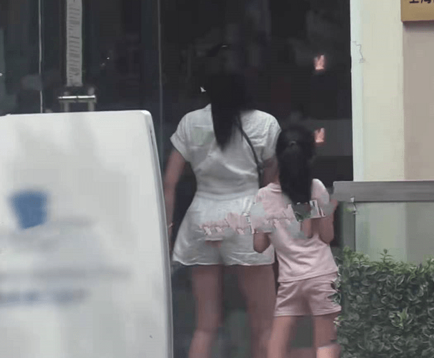 马伊琍|45岁马伊琍私下打扮太清凉!穿无痕小背心出街真随意,暴瘦像竹竿?